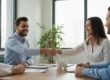 Asesores de Benavides Asesores estrechando la mano de unos clientes en una reunión